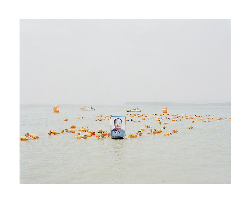張克純，〈帶著⽑澤東像橫渡⿈河的⼈，河南〉，2012