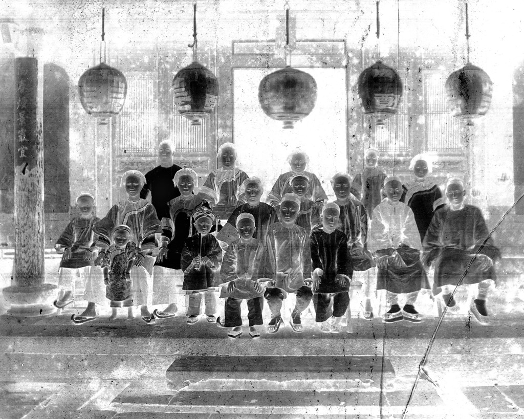 北埔開疆始祖姜秀鑾家族之家族照 ∣ 北埔 ∣ 1898 ∣ 銀鹽玻璃乾版 ∣ 25 × 30 cm