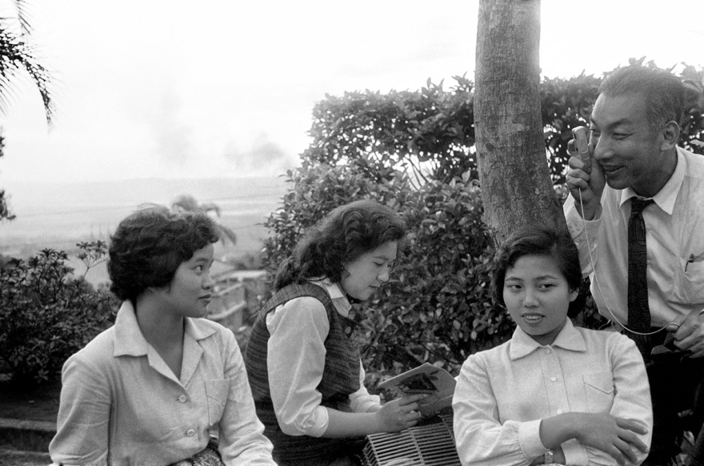 鄧南光手持極小相機拍攝模特兒，1960年代