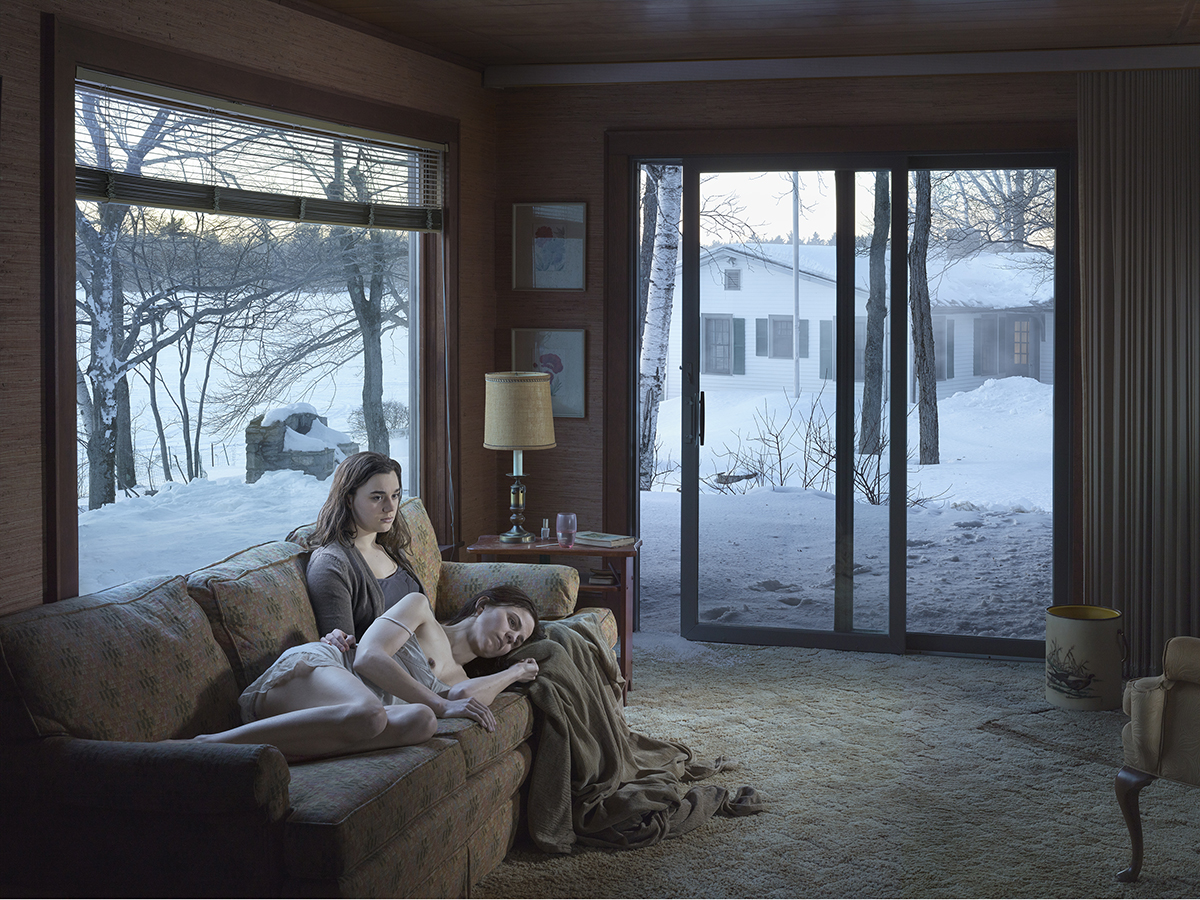 Gregory CrewdsonMother and Daughter, 2014 © Gregory Crewdson | Gagosian Gallery提供