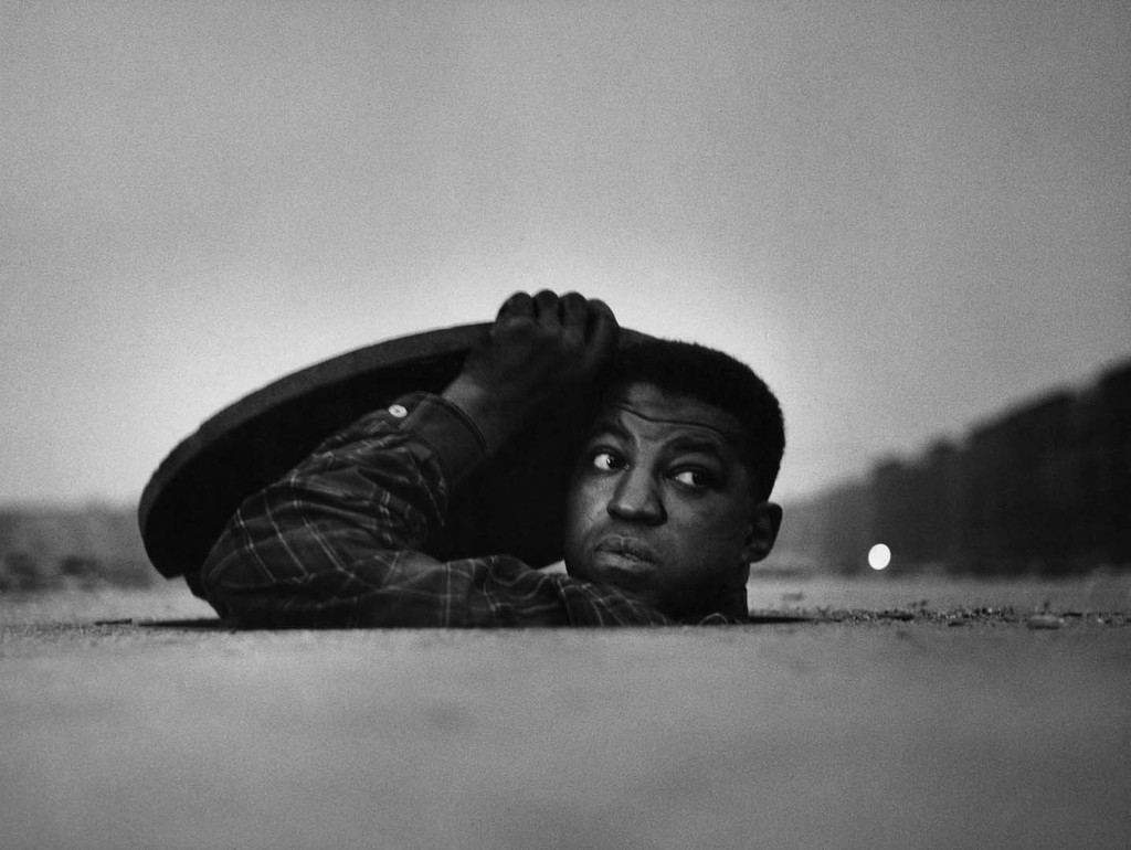©Gordon Parks, The Invisible Man, Harlem, New York, 1952 | The Gordon Parks Foundation提供